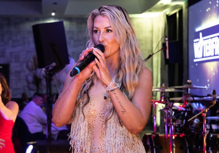 Laura Purdue Wedding Vocalist singing live with a band during a wedding reception
