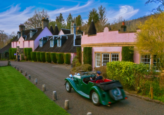 Vintage green wedding car arriving outside the pink exterior of Thackray House.