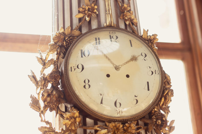 picture of wedding cake with gold effect and a clock on the front