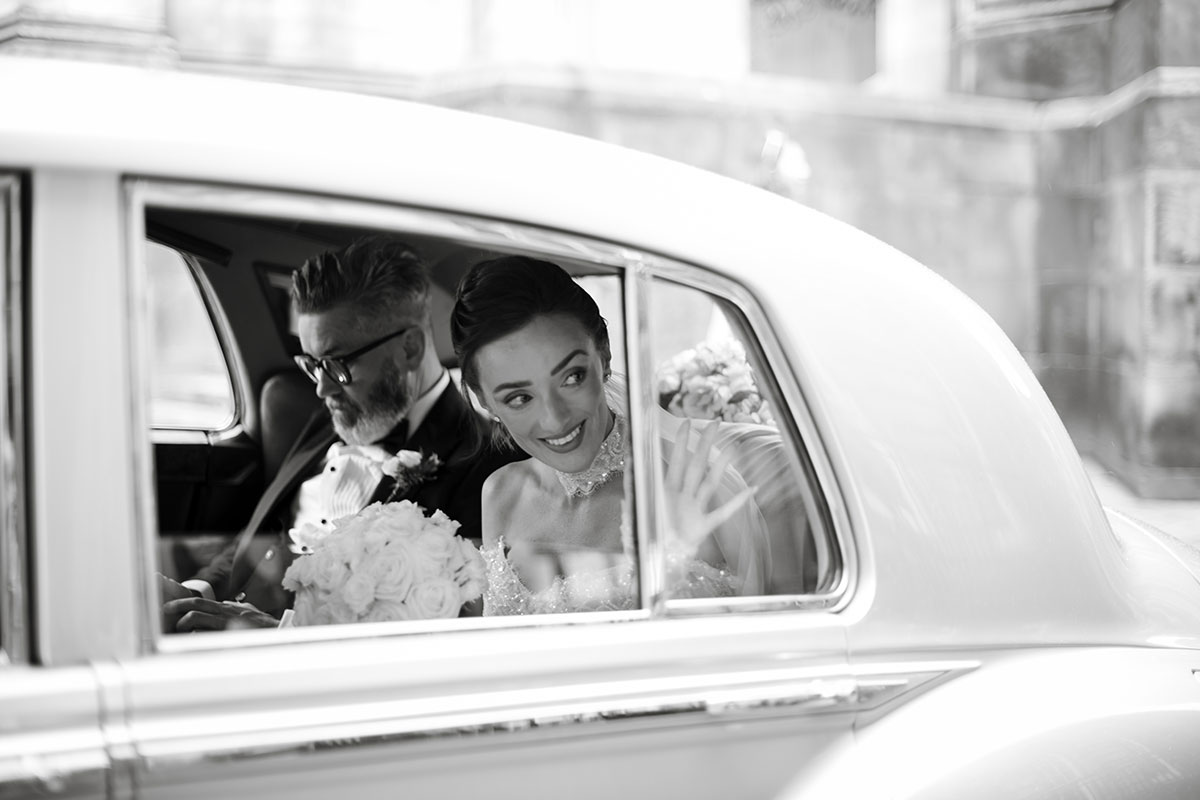 Bride and dad travelling to The Signet Library wedding ceremony in Edinburgh