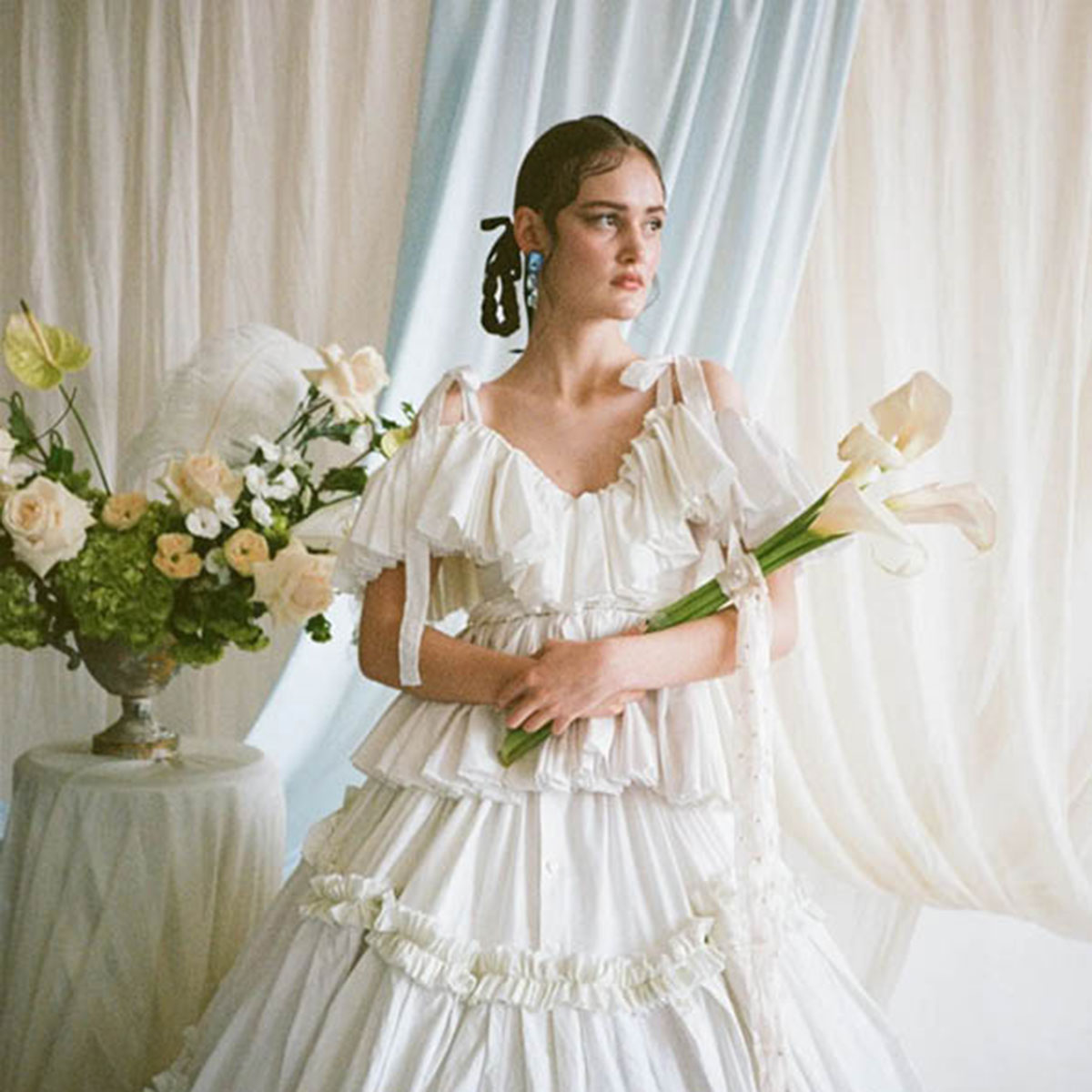 Studio Mazzolino bridal flowers Scotland – Bride holding white calla lilies with ruffled gown, floral display by Studio Mazzolino