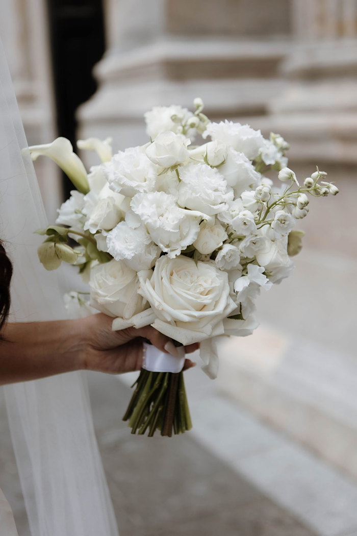 A bouquet of white flowers