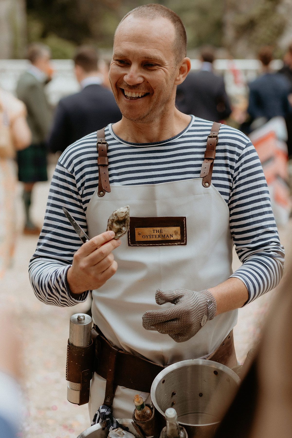 the oysterman events oyster shucking at a wedding at Carlowrie Castle