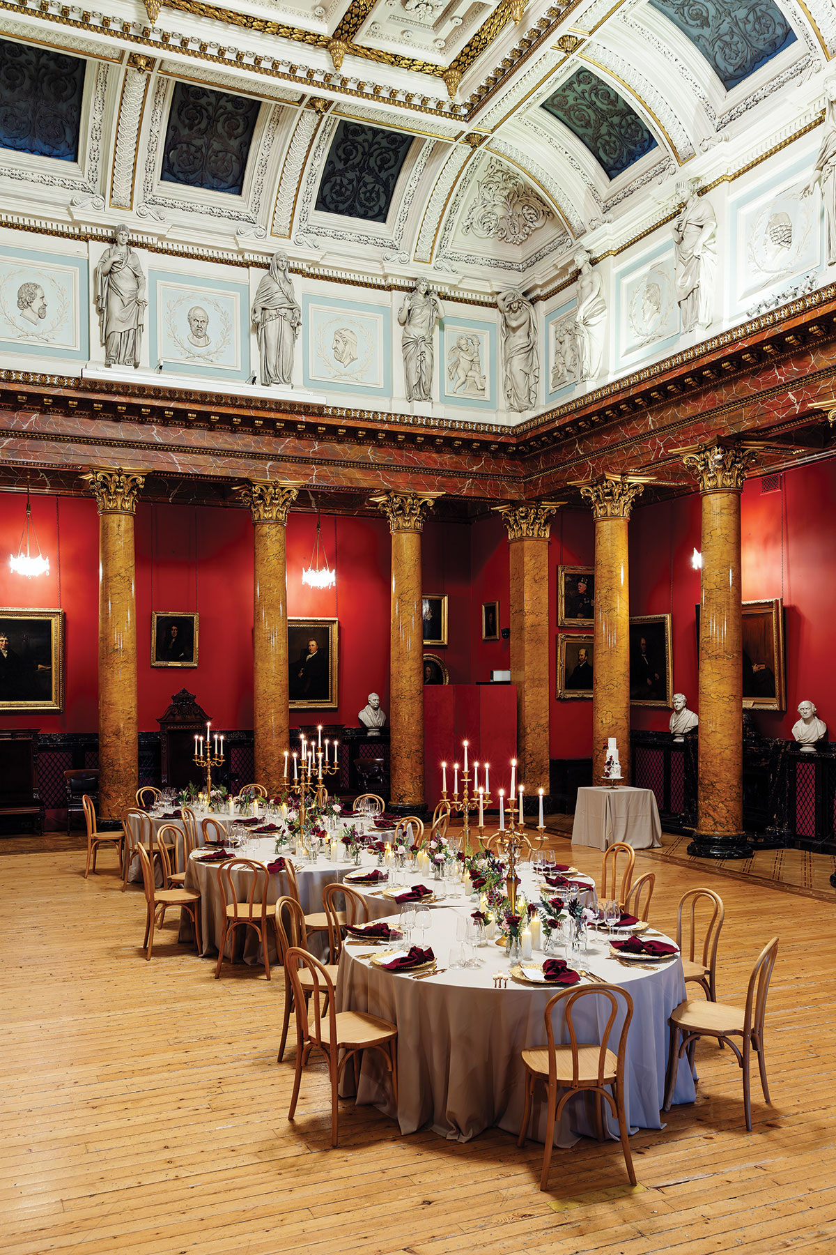 Serpentine banquet tables with candles and florals in Great Hall at Royal College of Physicians of Edinburgh wedding venue
