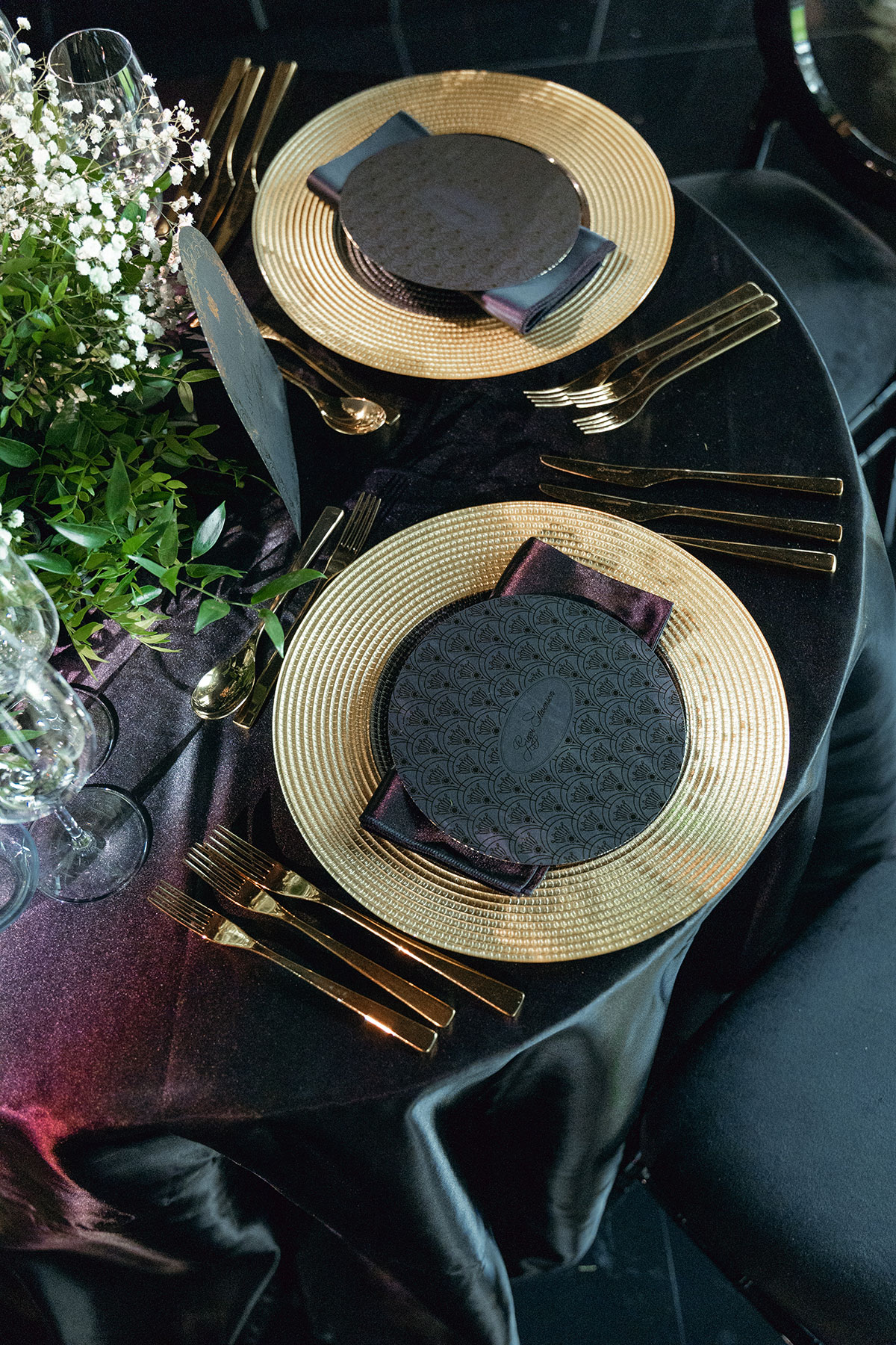 Luxurious Dundas Castle wedding table with gold chargers, dark linens and moody Sarah J. Maas-inspired styling.