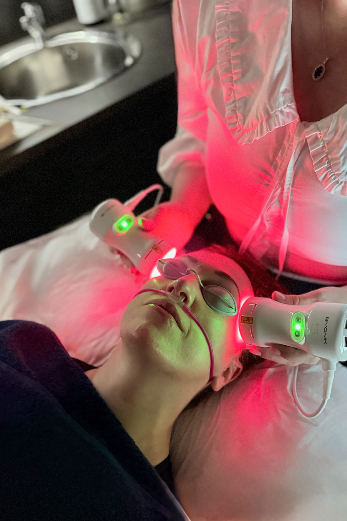 Byonik red-light facial being performed during a combined Slimyonik and laser treatment session at FAB Salons
