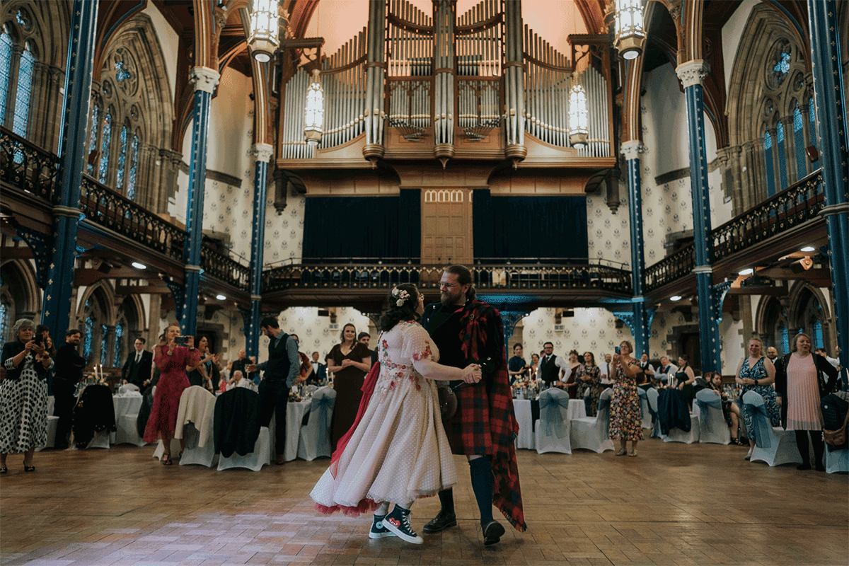 Couple dancing at glasgow university wedding