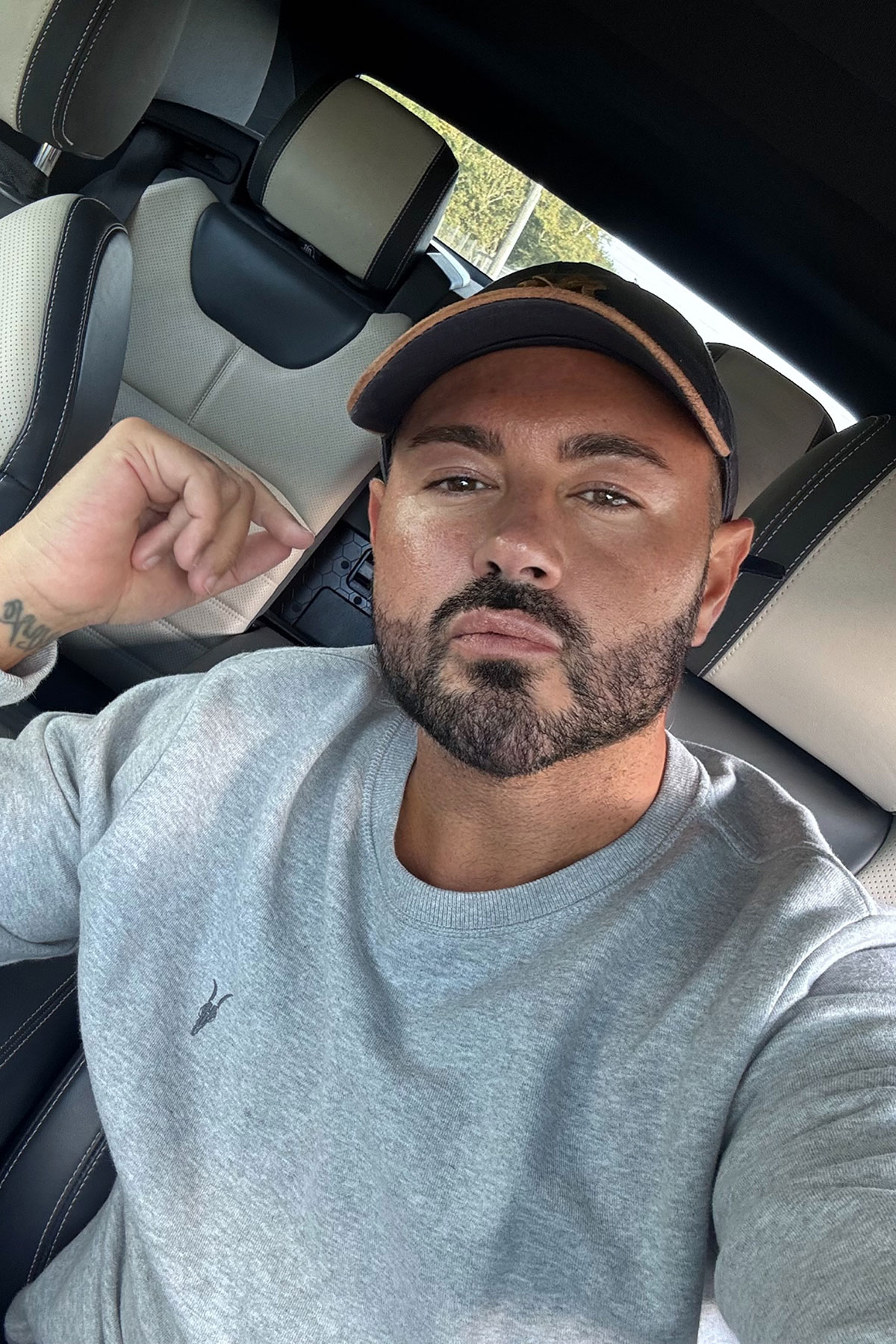 dean rowland car selfie