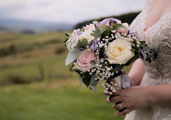 Picture of bride holding bouquet 