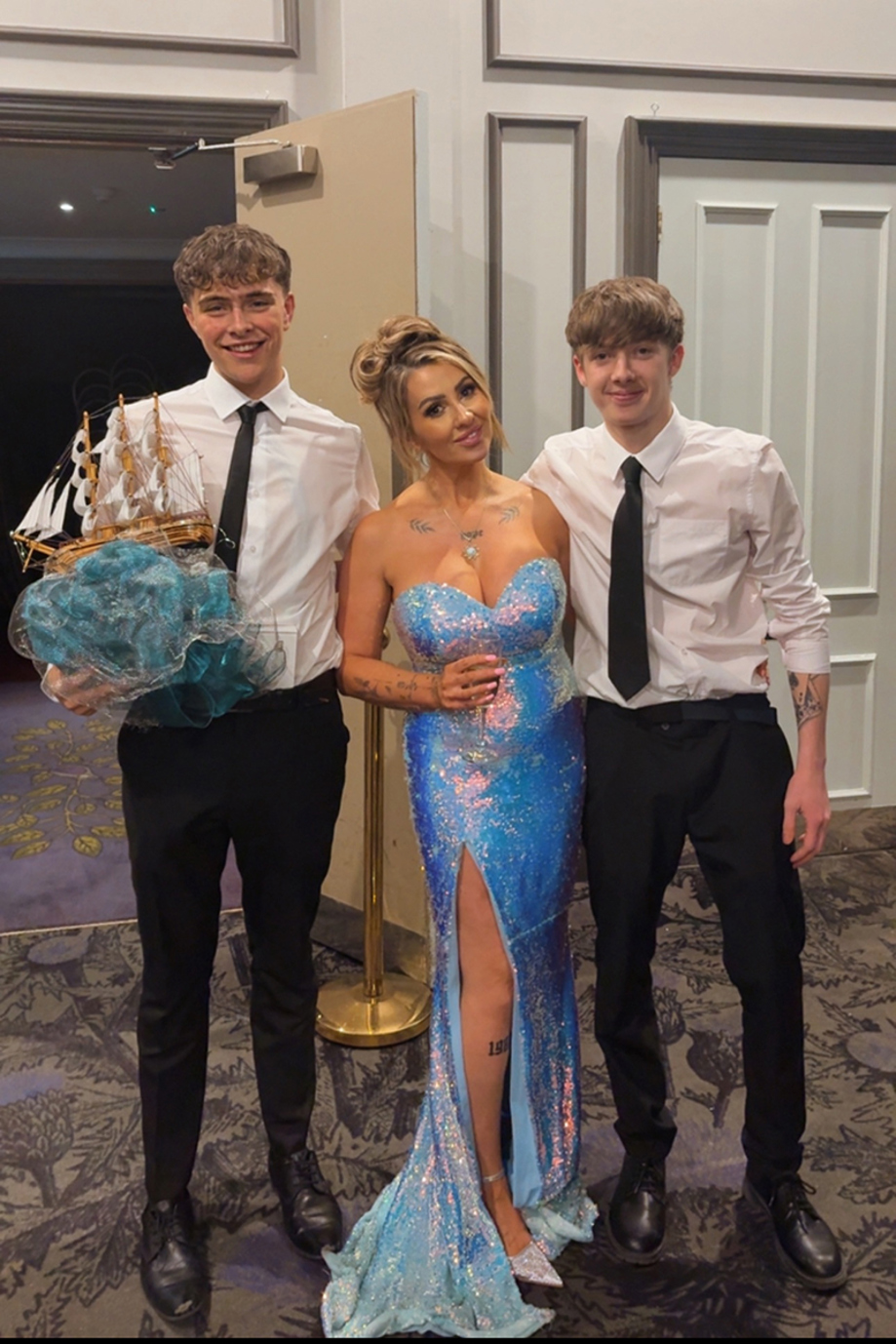 Laura Purdue Wedding Vocalist posing with wedding guests in a blue sequin gown at an evening reception