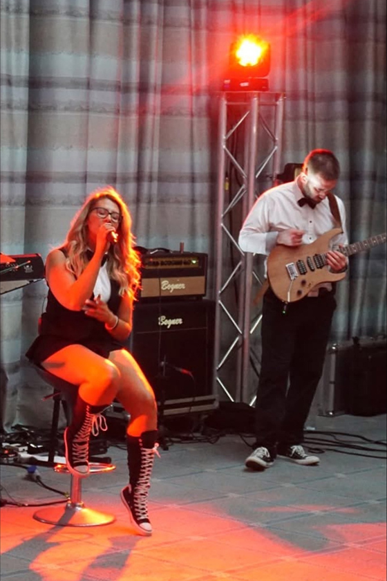 Laura Purdue Wedding Vocalist singing on stage with an electric guitarist at a wedding
