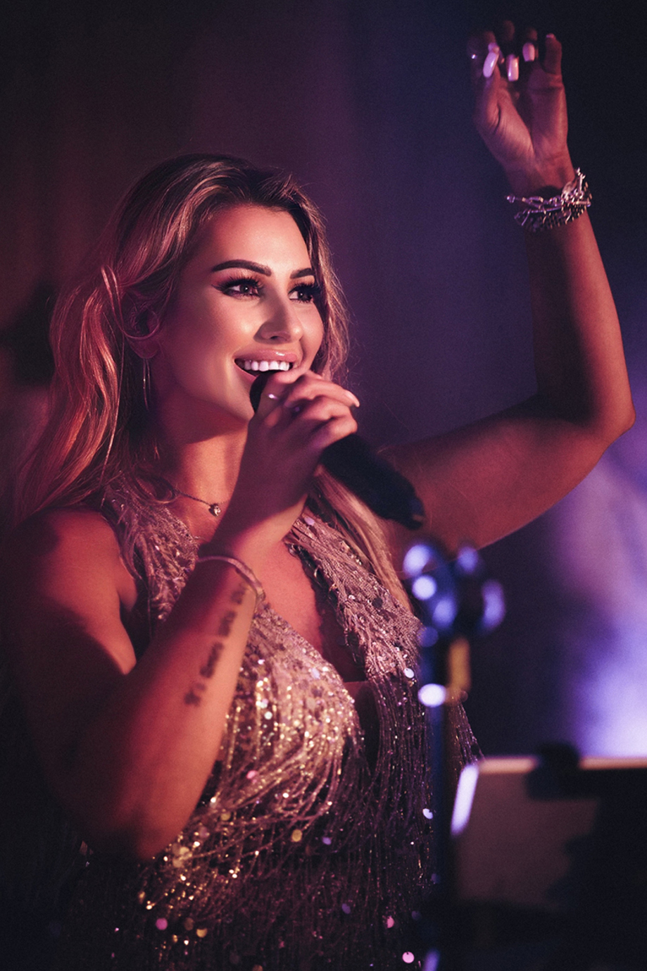 Laura Purdue Wedding Vocalist smiling while singing to guests during evening wedding entertainment