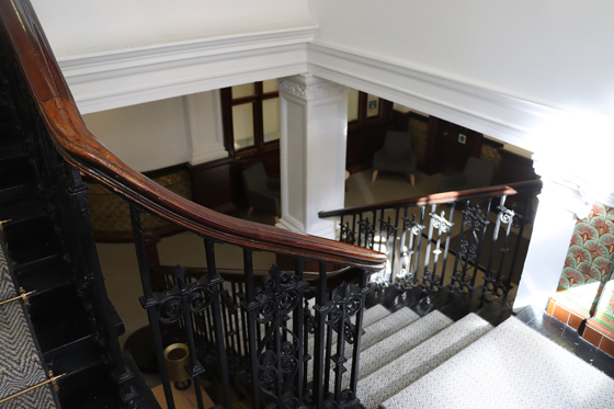 Stunning staircase to entryway.