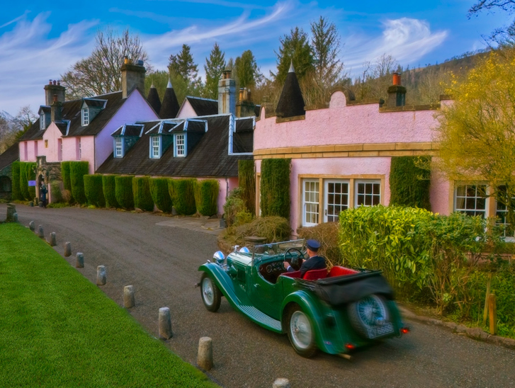 Vintage green wedding car arriving outside the pink exterior of Thackray House.