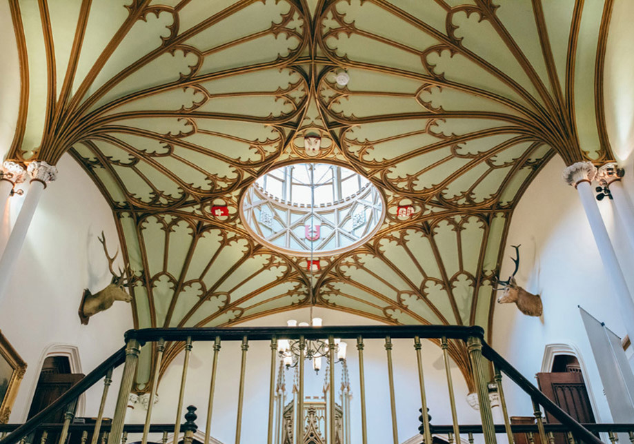 Green and gold ceiling with circular ceiling window in centre